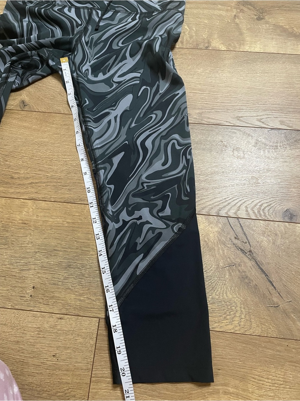 Under Armour Women’s Black Marble Print High-Rise Crop Leggings size Medium - Picture 12 of 13